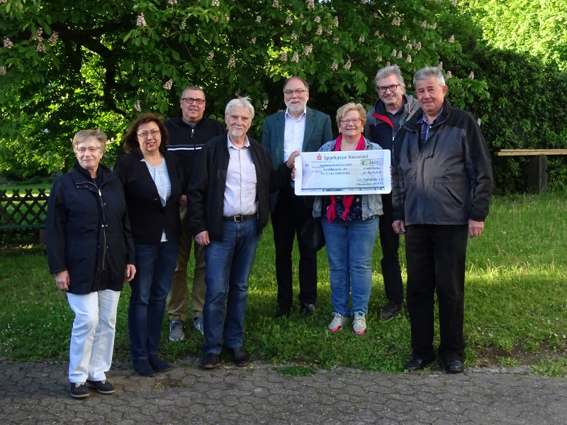 Stolze 2.600 Euro hat das Benefizkonzert mehrerer Chre zugunsten der Sanierung des Turms der Evangelischen Kirche in Niederbieber eingebracht. Der veranstaltende Chor Niederbieber berreichte jetzt symbolisch den Scheck an den Kirchbauverein. Foto: Privat