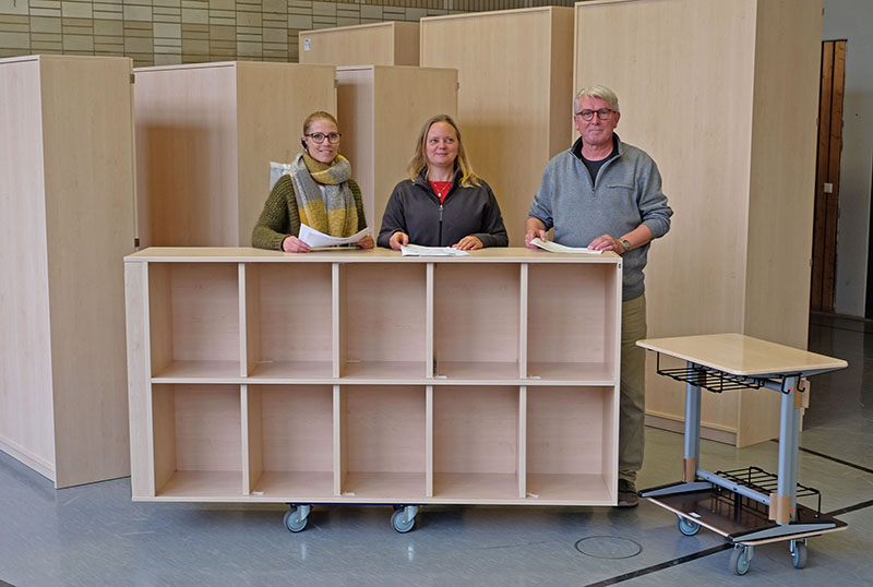 Die Turnhalle der Geschwister-Scholl-Schule als Mbellager: Theresia Schfer (links), die die Organisation der Anlieferung bernommen hatte, Konrektorin Celia Zovak (Mitte) und Hausmeister Hermann Rech (rechts) waren auch whrend der Herbstferien regelmig vor Ort. Foto: Stadt Neuwied