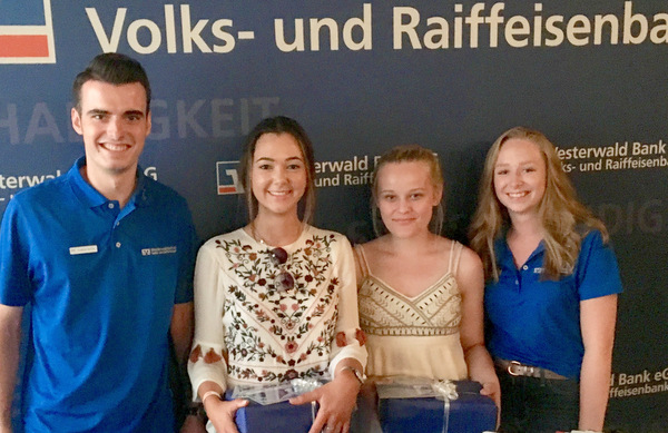 Fr Anna-Lena Klein (2. v. l.) aus Berod  und Lea Brckner (3. v. l.) aus Weroth lohnte sich der Abend bei der Westerwald Bank: Sie gewannen jeweils ein Spotify-Jahresabo. Jonathan Becker und Samira Beuermann gratulierten. (Foto: Westerwald Bank) 