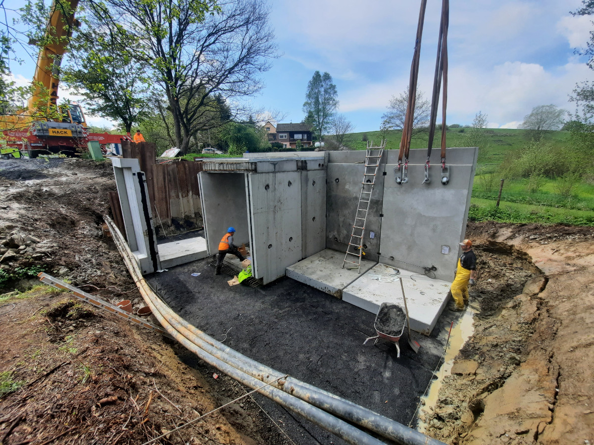 Der Neubau der Brcke ber den lferbach soll in Neitersen Anfang Juli fertiggestellt werden. (Foto: Gemeinde Neitersen)