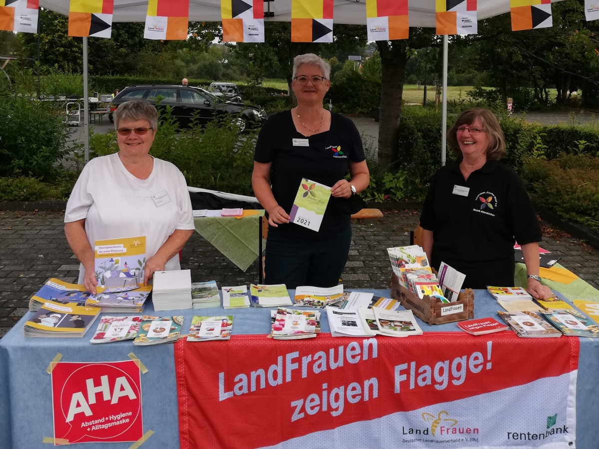 Die Landfrauen waren beim Sommerfest des KiJuNei dabei. (Foto: Privat)