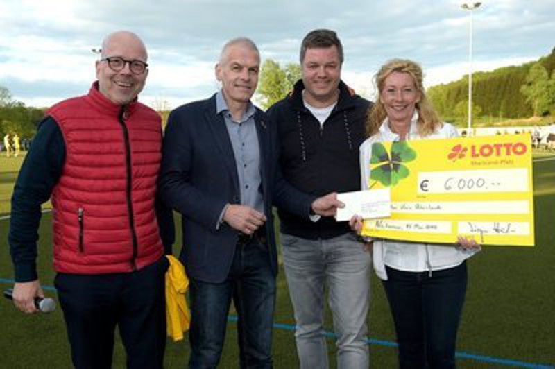Das Benefiz-Fuballspiel der Lotto-Elf zu Gunsten des Bunten Kreis Rheinland brachte eine stolze Spendensumme ein. Foto: Privat