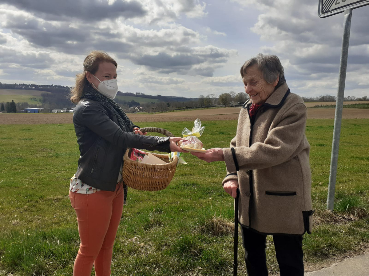 In Neitersen gibt es zur Osterzeit auch mal beim Spaziergang Geschenke fr Senioren. Fotos: Gemeinde Neitersen