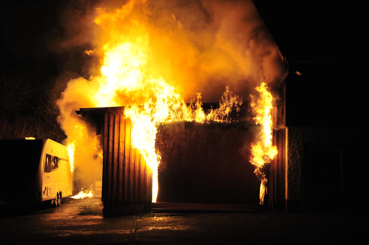 Beim Eintreffen der ersten Feuerwehrleute stand der Anbau im Vollbrand. (Bilder: kk)