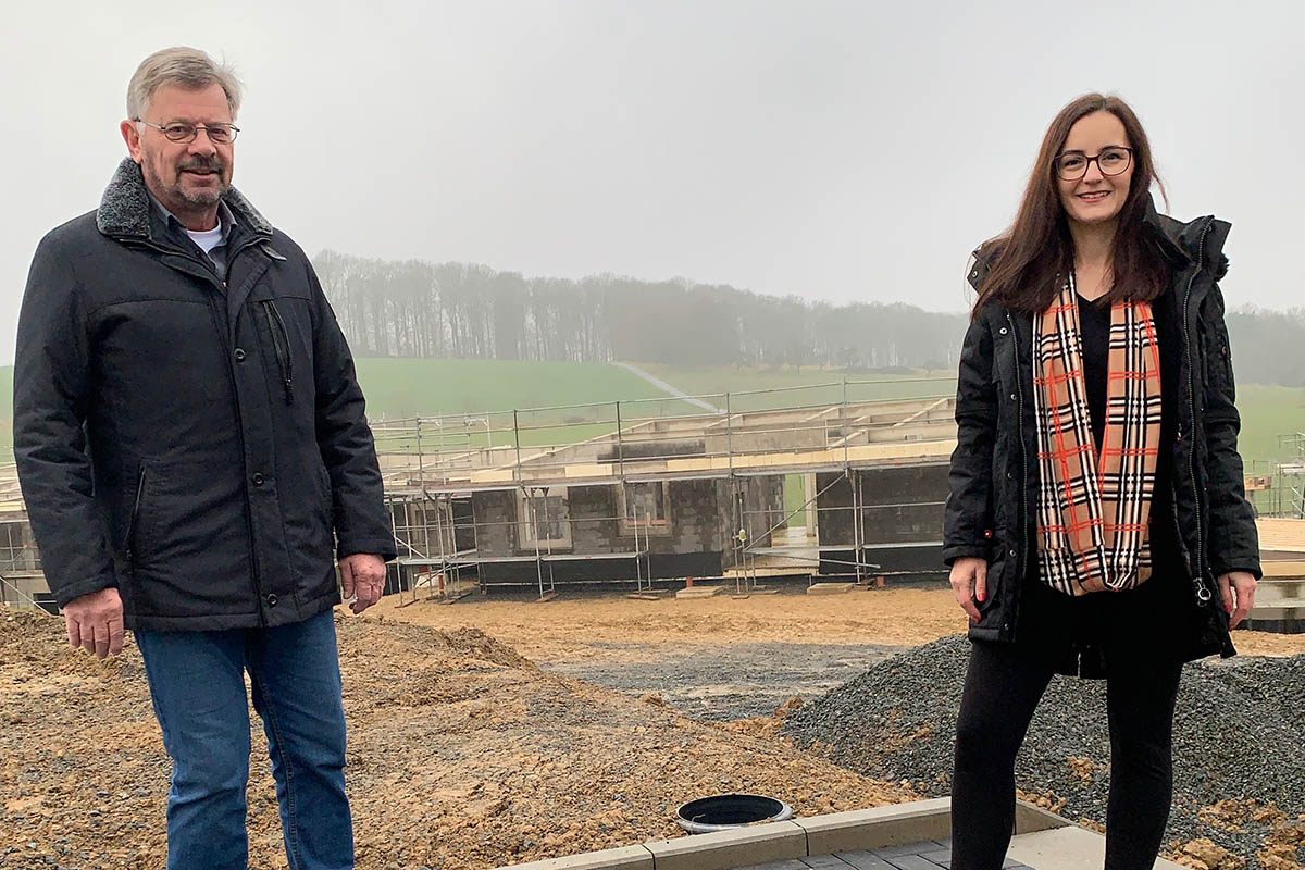 Ulrich Neitzert und Marianne Altgeld vor dem Kita-Neubau in Puderbach. Foto: privat