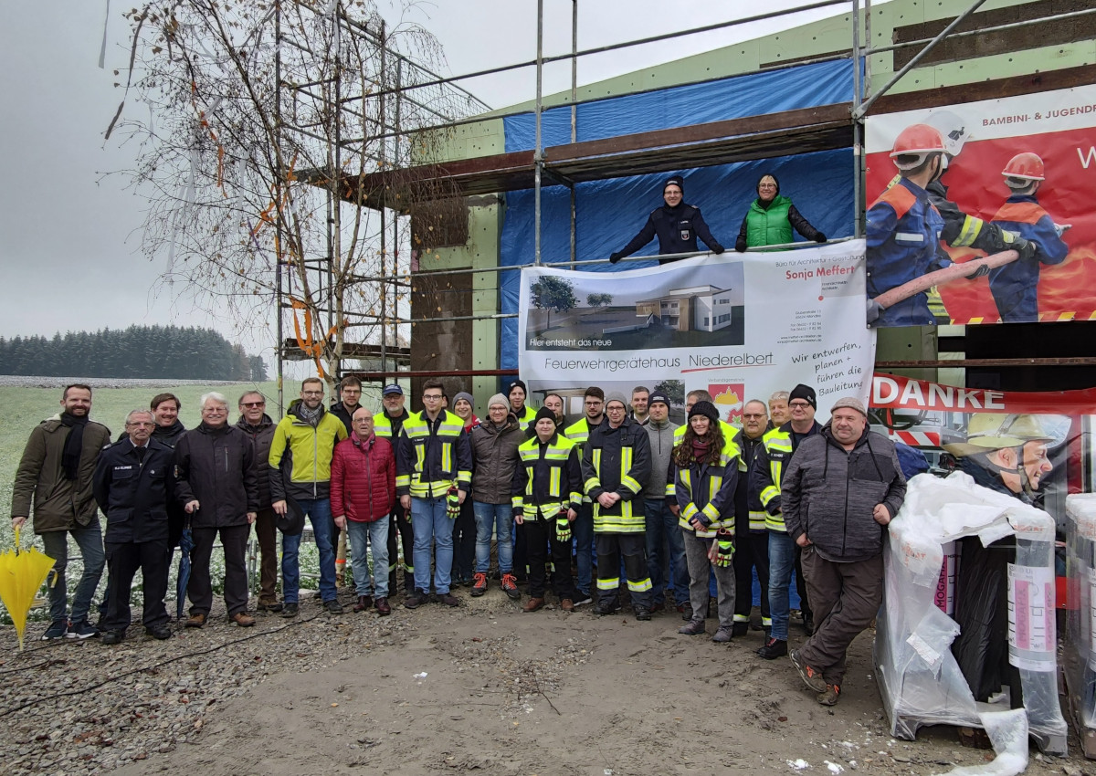 Richtfest fr das neue Feuerwehrgertehaus in Niederelbert. Oben auf dem Gerst sprachen die Architektin Sonja Meffert und Wehrfhrer Simon Brmel den Richtspruch. (Foto: VG Montabaur)
