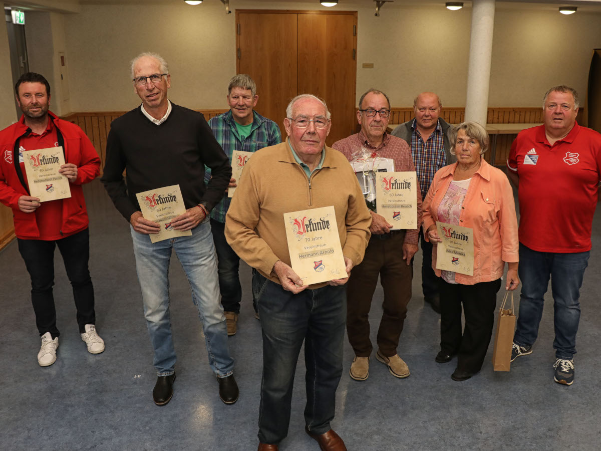 Uwe Quirmbach (rechts) vom geschftsfhrenden Vorstand der Eisbachtaler Sportfreunde ehrte mit (von links) Patrick Reifenscheidt, Karl-Heinz Lahnstein, Harald Mller, Hermann Arnold, Hans-Jrgen Reusch, Walter Sczcs und Monika Beck sowie in Abwesenheit Winfried Scheid gleich acht Mitglieder fr insgesamt 380 Jahre Vereinstreue. (Foto: Andreas Egenolf)