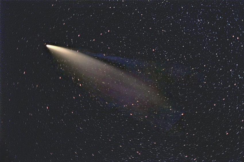 Wie sein groer Vorgnger "Komet Hale-Bopp" von 1997 hat NEOWISE einen auffallenden weilich gelben Staubschweif. In dieser etwa 16 Minuten belichteten Aufnahme ist sogar der blulich leuchtende Gasionen-Schweif zu erkennen. (Fotos: Stinner)