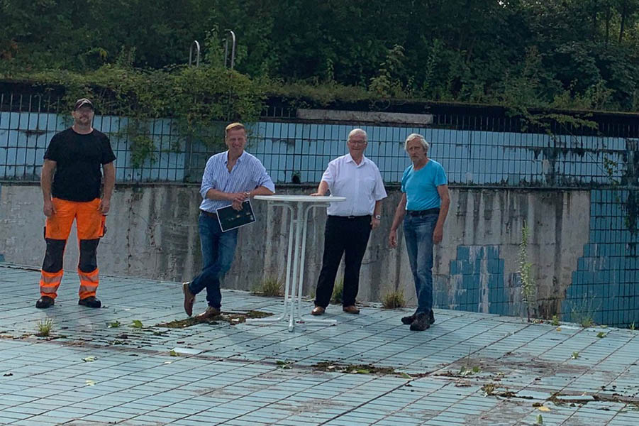 Unter der Federfhrung des 1. Stadtbeigeordneten Wolfgang Plger (rechts) untersttzte die Kulturstadt Unkel mit Stadtbrgermeister Gerhard Hausen, Bauhofleiter Frank Jax und Thomas Herschbach (Kommunikation und Spezialaufgaben) die preisgekrnte Netflix-Produktion How To Sell Drugs Online (Fast)  Staffel 2 der Klner bildundtonfabrik . Fotos Netflix, Stadt Unkel