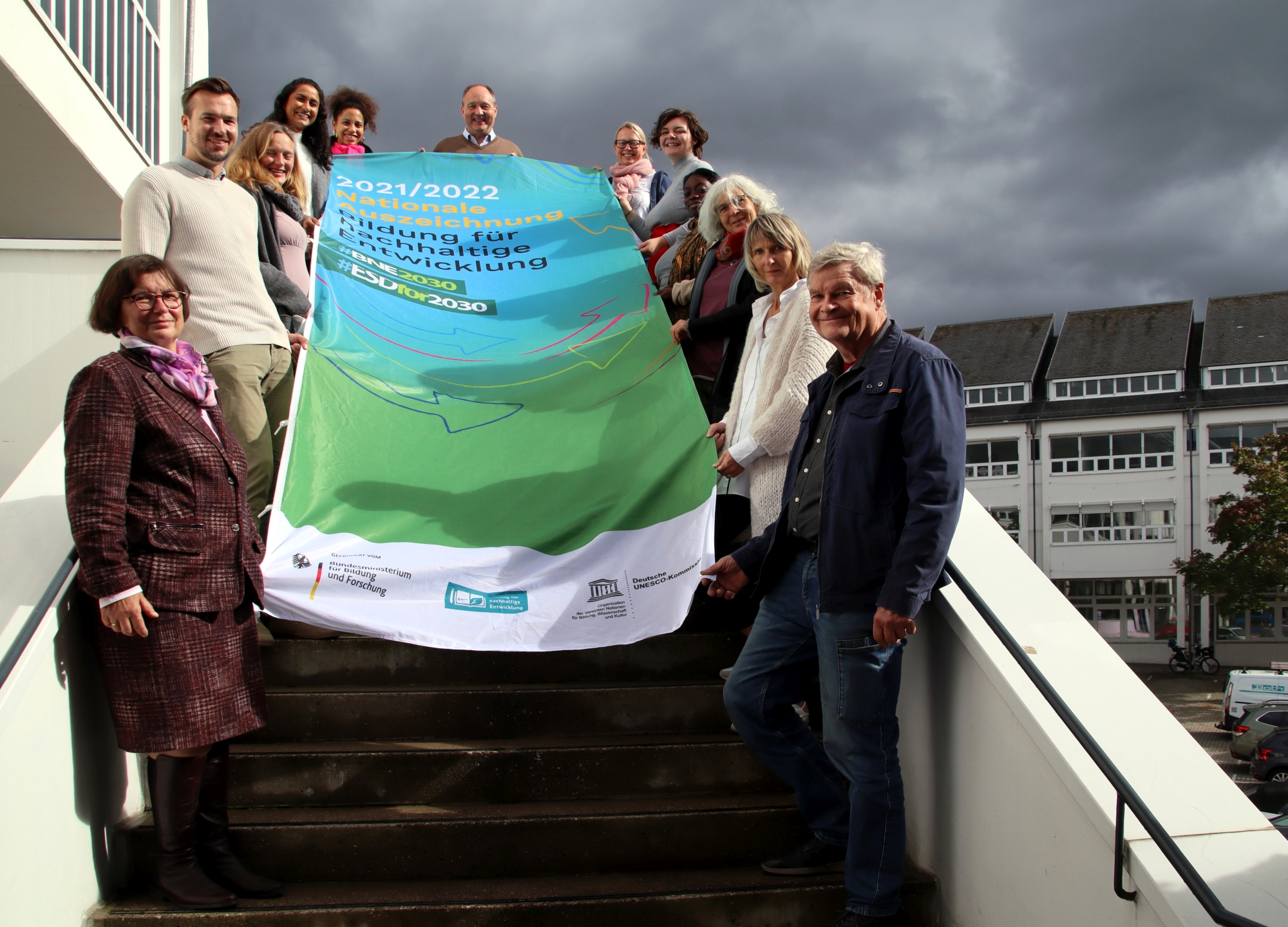 Pro Stufe von links nach rechts, von unten nach oben: Maria-Elisabeth Loevenich (Netzwerkkoordinatorin), Jrgen Goosmann (Parkfreunde Reitersdorf),Nils Christians (Privatschule Schloss Hagerhof), Stefanie van Eckeren (Leiterin Familienzentrum Unterm Regenbogen), Bettina Lettau (Siebengebirgsgymnasium), Cornelia Wei (Drachenfelsschule Knigswinter), Arulini Paramathas (Siebengebirgsgymnasium), Angela Bren (Leo Club Bad Honnef), Nnandi Fricke (Theodor-Weinz Schule Aegidienberg), Tiziana Binsdorf (Leo Club Bad Honnef), Hans- Joachim Lampe-Booms (Abwasserwerk der Stadt Bad Honnef), Anke Keller (Stadt Bad Honnef). Foto: privat