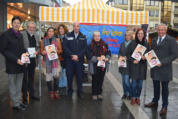 Mitglieder des Netzwerkes gegen Gewalt mit den Lokalpolitikern in Neuwied. Foto: Kreisverwaltung
