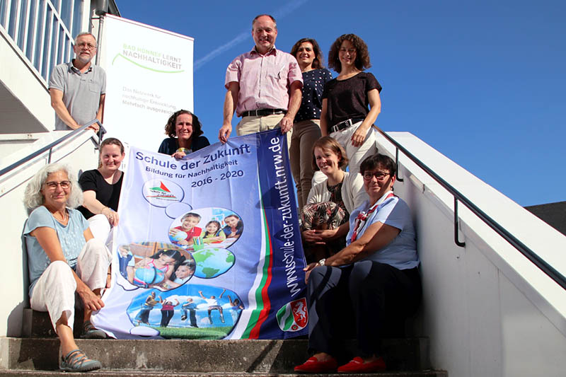 Von unten nach oben, von links nach rechts:
Cornelia Wei (Drachenfelsschule), Maria-Elisabeth Loevenich (Netzwerkkoordinatorion), Susanne Eichholz-Legrand (IUBH), Johanna Hgner (Stadt Bad Honnef), Dr. Dirk Krmer (Privatschule Schlo Hagerhof), Stefanie Drpinghaus (KGS Sankt Martinus), Hans-Joachim Lampe-Booms (Eigenbetrieb Abwasserwerk), Daniela Paffhausen (BHAG), Danijela Kniebes (GGS Theodor-Weinz Aegidienberg. Foto: privat