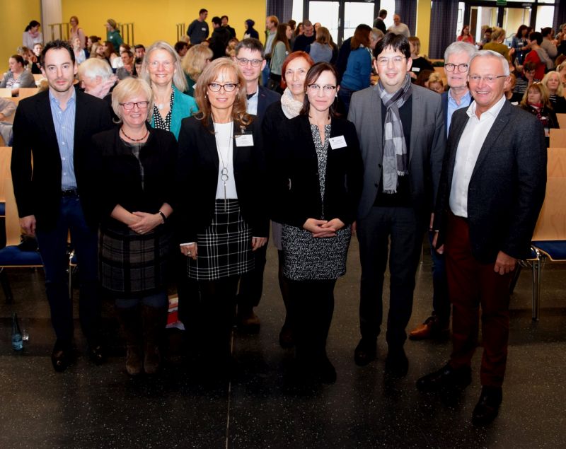 Landrat Achim Hallerbach (rechts), Neuwieds Brgermeister Michael Mang (3. v.r.) sowie Wolfgang Hartmann, der Leiter des Amts fr Jugend und Soziales, Organisatoren und Referenten freuten sich ber eine Netzwerkkonferenz, die auf groes Interesse stie. Foto: privat  