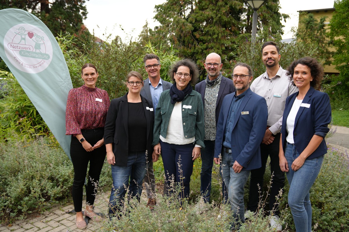 Netzwerkkoordinatorinnen Laura Rockenfeller (links) und Franziska Klein (rechts) mit (von links nach rechts) der Vortragenden Anke Wagner, Brgermeister Peter Jung, Heidemarie Steffl vom Landesjugendamt, sowie den Kollegen von Stadt und Kreis: Harald Schwers, Uwe Kugler und Sammy Labidi. (Foto: Melanie Lange)