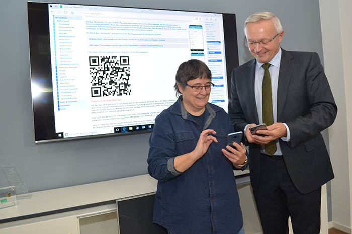 Margit Grzanna (links) von der Kreisabfallwirtschaft hat an der Entwicklung der App mitgewirkt. Hier prsentiert sie Landrat Hallerbach die stetig steigende Nutzerzahl. Foto: Kreisverwaltung