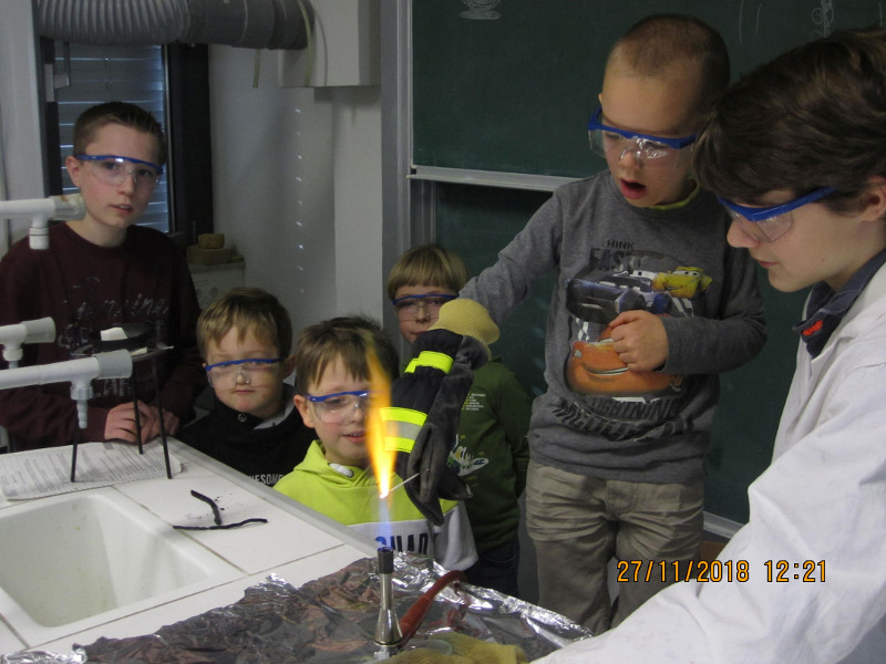 18 Vorschulkinder aus der Kindertagessttte Haus Kunterbunt durften am Wiedtal-Gymnasium experimentieren. Foto: Privat