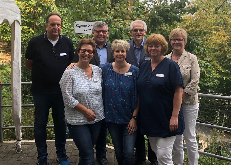 Von links: Wohnbereichsleiter Guido Schaper, Beatrix Marsiske, 1. Kreisbeigeordneter Michael Mahlert, Pflegedienstleiterin Karla Meirich, Heimleiter Bernard Stammer, Wohnbereichsleiterin Irene Fhrmann, Leiterin der Sozialabteilung Agnes Ulrich.