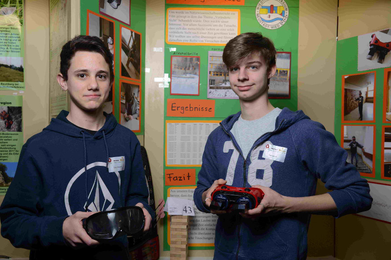 Tobias Dinspel und Karl Kaiser erhielten einen Sonderpreis fr ihre Arbeit ber die Gewhnung des Gehirns an vernderte Sehbedingungen. Foto: Wiedtal-Gymnasium