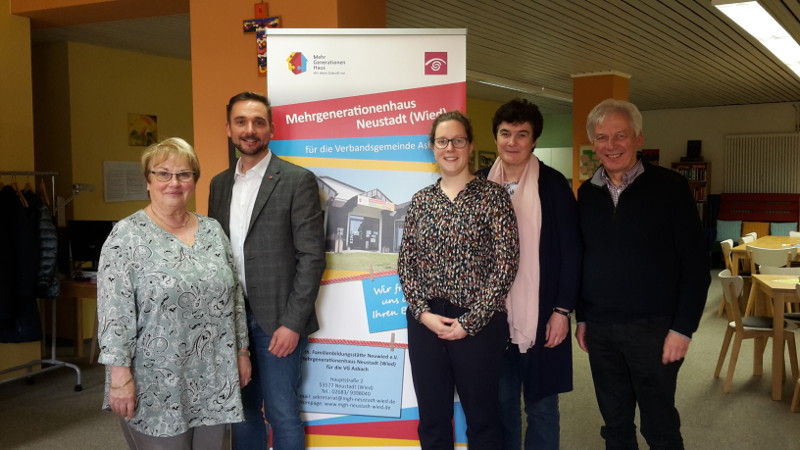 Von links: Mechtild Zilles und Nils Zimmermann (Vorstand des Trgervereins, Kath. Familienbildungssttte Neuwied) mit Angela Mu (Koordinatorin des Mehrgenerationenhauses), Wilma Ney und Harald Ort (Erkunder des Bistums Trier). Foto: Bischfliche Pressestelle Trier