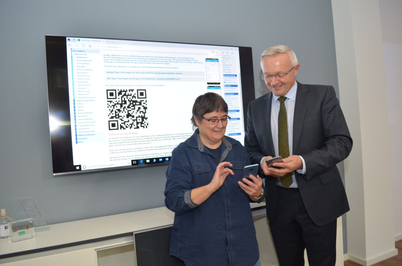 Margit Grzanna (bei der Kreisabfallwirtschaft fr die Entwicklung der Abfall-App mitverantwortlich) und Landrat Achim Hallerbach haben ebenfalls die App auf ihren Smartphones installiert. Fotos: Pressestelle der Kreisverwaltung