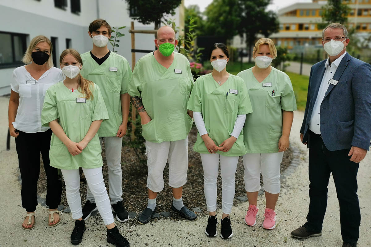 Von links: Nicole Bergerforth, Nadine Mller, Angelo-Leon Zimmermann, Praxisanleiter Karl-Heinz Nickel, Cansu Koca, Kerstin Horn, Einrichtungsleiter Sven Lefkowitz. Foto: privat