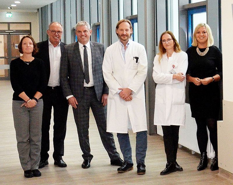 Das neue Team der rztlichen Direktoren im Bild mit Mitgliedern der Krankenhausleitung und dem Vorsitzenden des Verwaltungsrates, RA Erwin Reuhl. V.l.n.r.: Pflegedirektorin Martina Weich, RA Erwin Reuhl, Geschftsfhrer Guido Wernert, PD Dr. Michael Fries, PD Dr. Katrin Neubauer-Saile und der stellvertretenden Geschftsfhrerin, Anett Suckau. Foto: St. Vincenz