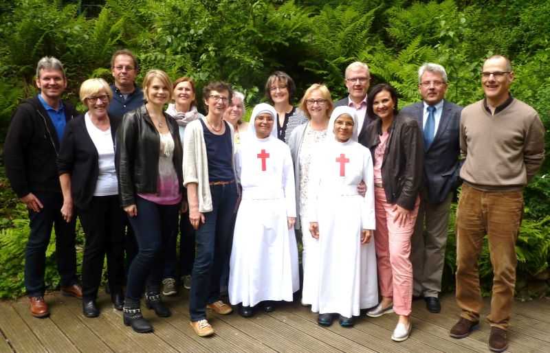 Der Vorsitzende des Neuwieder Hospiz-Vereins, Hans- Peter Knossalla (2.v. rechts), Bildungsreferentin Heidi Hahnemann (6.v. links), die Hospizfachkraft Christiane Freymann (7.v.rechts) und Christoph Drolshagen von der Leitung der Marienhaus Hospize, gratulierten den acht Frauen und drei Mnnern zum Zertifikat. Foto: Hospizverein Neuwied