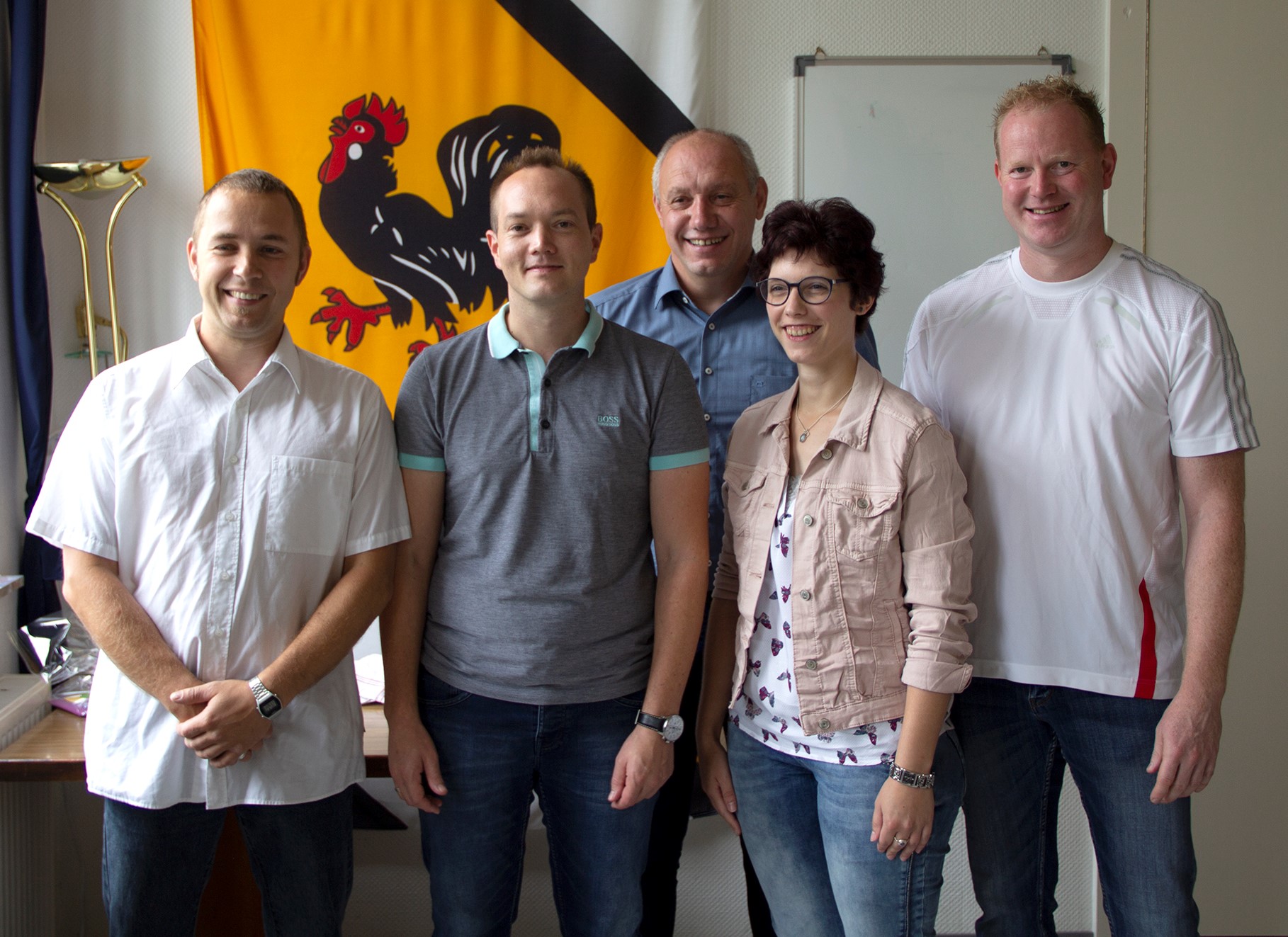 Dirk Vohl mit den neuen Ratsmitgliedern (Fotos: OG)

