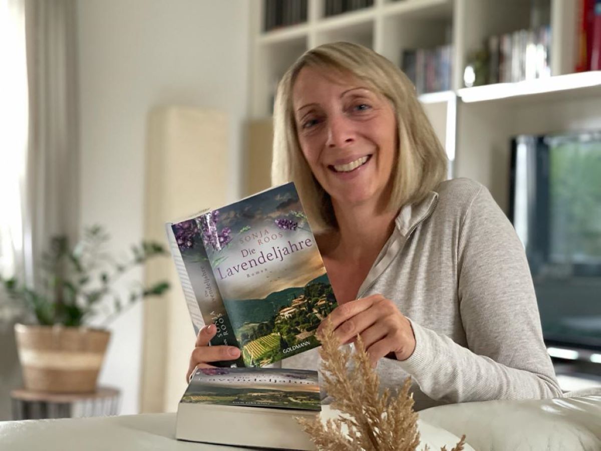 Sonja Roos freut sich, dass ihr vierter Roman Die Lavendeljahre verffentlicht worden ist. (Foto: privat)