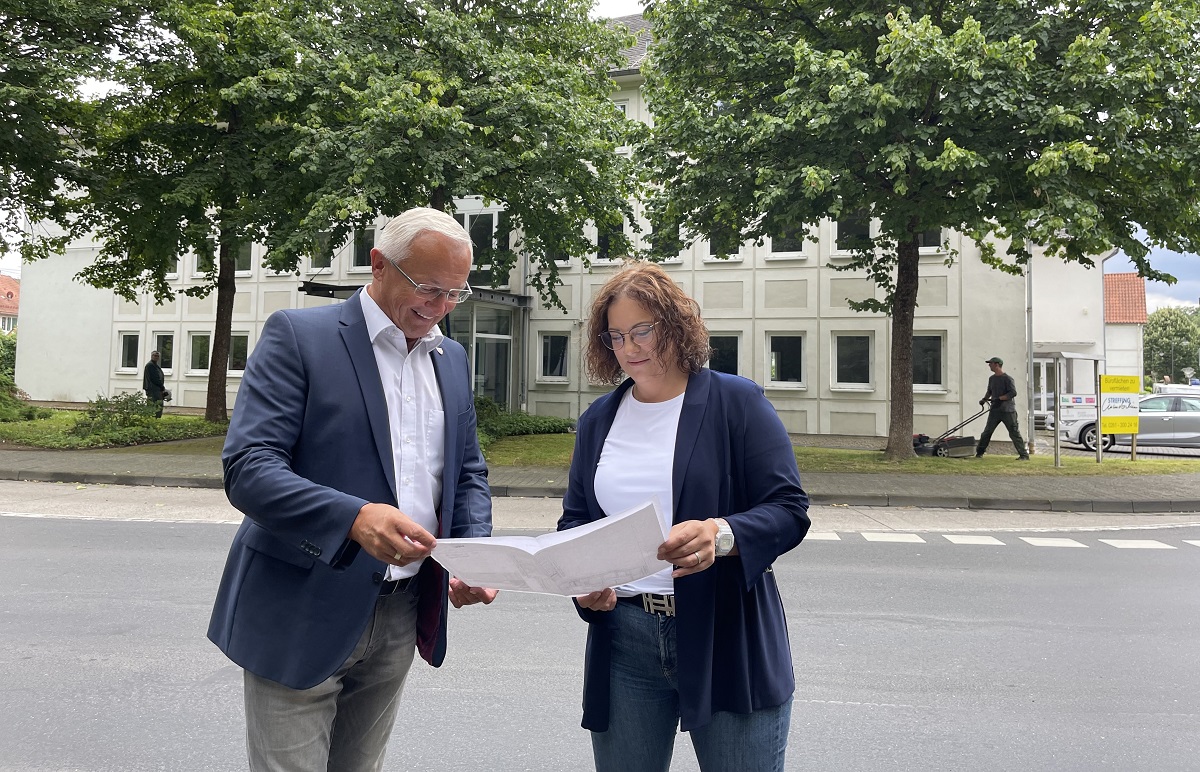 Landrat Achim Hallerbach und die neue Impfkoordinatorin Sabrina Kahn aus dem Gesundheitsamt vor dem knftigen Impfzentrum des Kreises in Niederbieber. (Foto: privat)