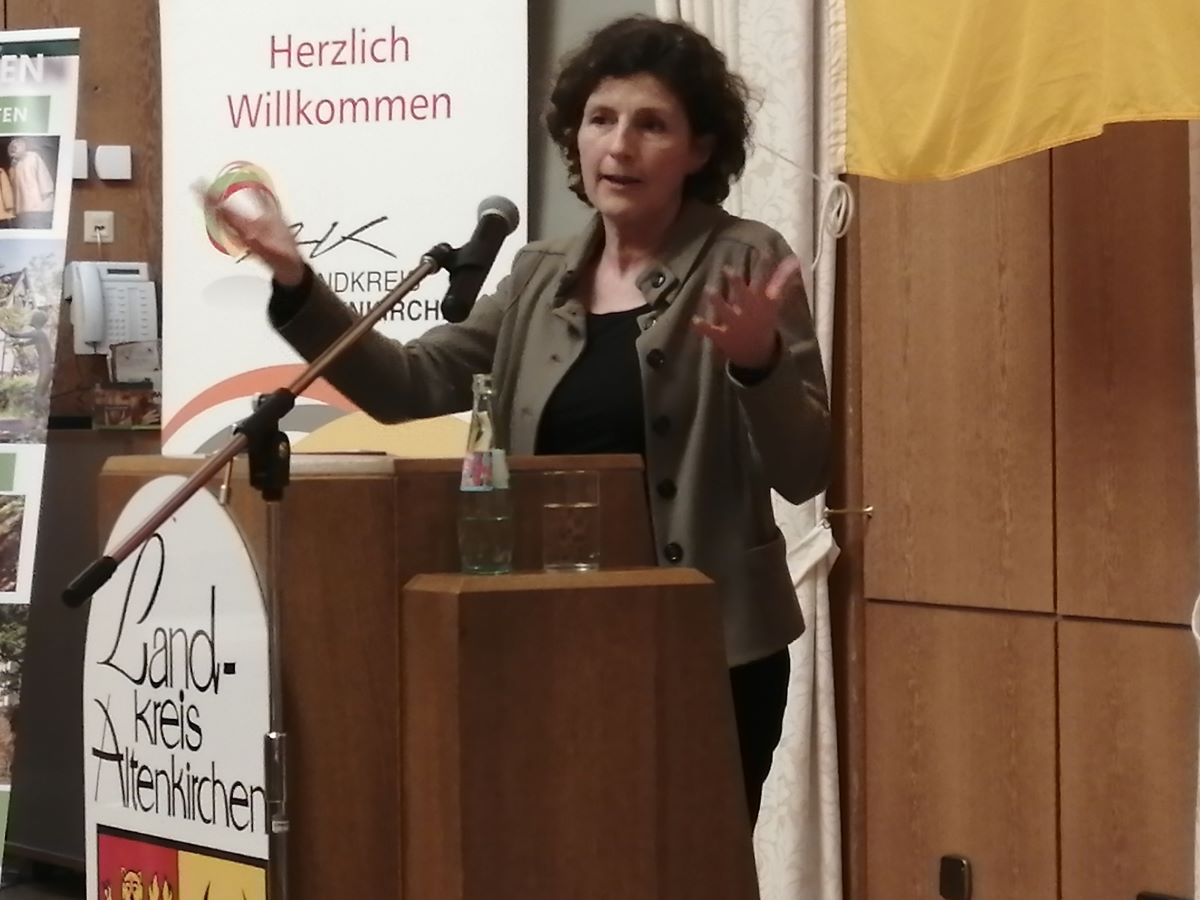 Dr. Inge Paulini referierte im Wilhelm-Boden-Saal des Kreishauses whrend des Jahresempfangs ber die Strahlenbelastung durch das 5G-Netz. (Foto: vh)