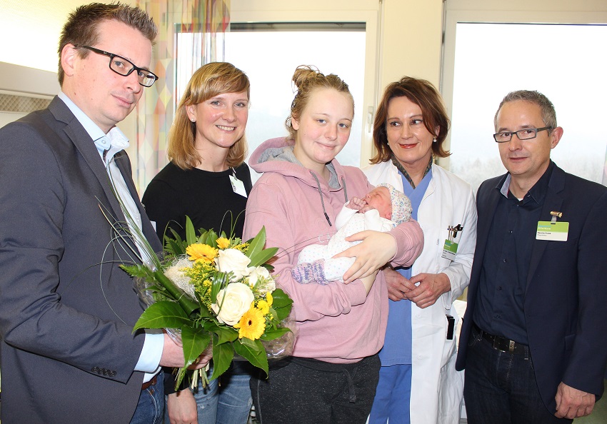 Klein-Maryam feiert ihren Geburtstag an Neujahr. Ihr und der glcklichen Mutter Sunita Luke gratulierten (von links) Verwaltungsdirektor Jan Meyer, die pflegerische Ebenenleitung der Abteilung Geburtshilfe am Diakonie Klinikum Jung-Stilling Andrea Khn, Oberrztin Dr. Susanne Griese-Vielhauer und Pflegedirektor Sascha Frank. (Foto: Klinikum Jung-Stilling)