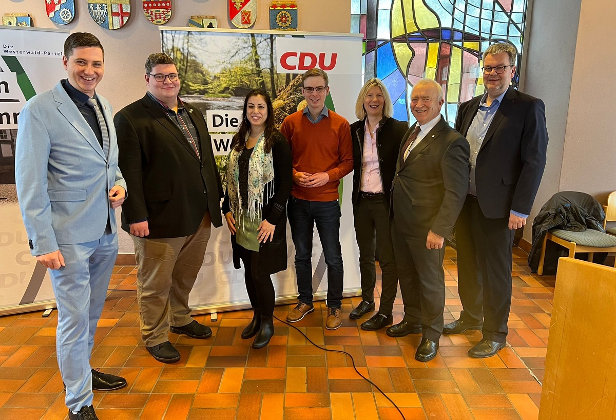 Brgermeister Aloysius Shngen im Kreis von JU-Mitgliedern sowie aktuellen und ehemaligen JU-Kreisvorsitzenden (v.l.n.r.) Jannick Pape, Florian Jungbluth, Katrin Evrem, Robert Fischbach, Jenny Gro MdL, Aloysius Shngen und Markus Hof (Foto: Harald Orthey)