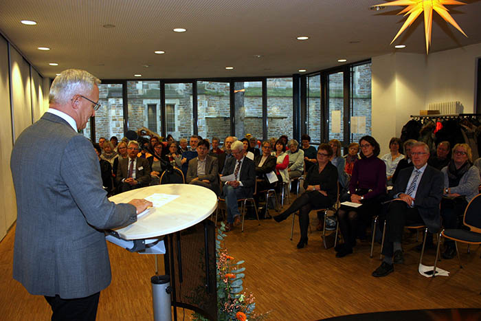 Landrat Achim Hallerbach hatte gerne die Schirmherrschaft fr das Jahresthema des Hospizvereins bernommen. Er sprach den Ehrenamtlichen Respekt und Anerkennung aus. Foto: Hospizverein 