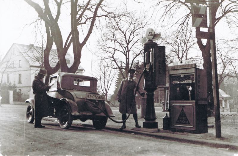 Tankstelle auf dem Neumarkt (um 1930). Foto:  Stadt-Archiv Hachenburg