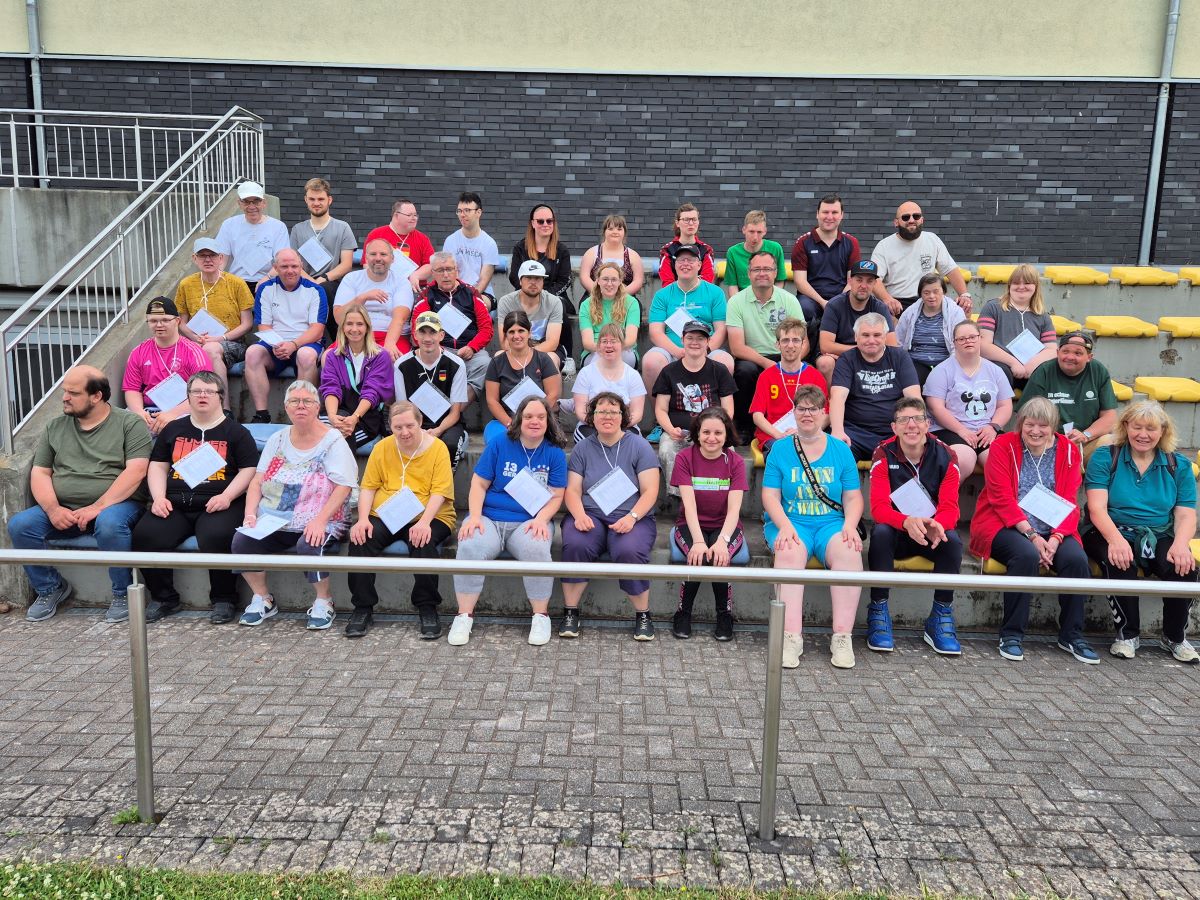 Der Sportabzeichen-Tag begann in Altenkirchen mit einem Gruppenfoto, auf dem all diejenigen zu sehen sind, die abgelichtet werden durften. (Foto: vh)