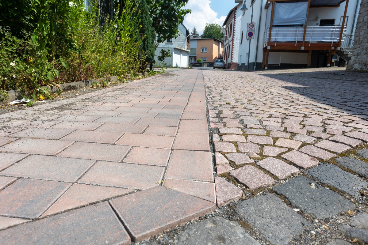 Ein Streifen mit Betonpflaster setzt nun auch in der Neustra�e die Barriere herab. (Foto: Eckhard Schneider)