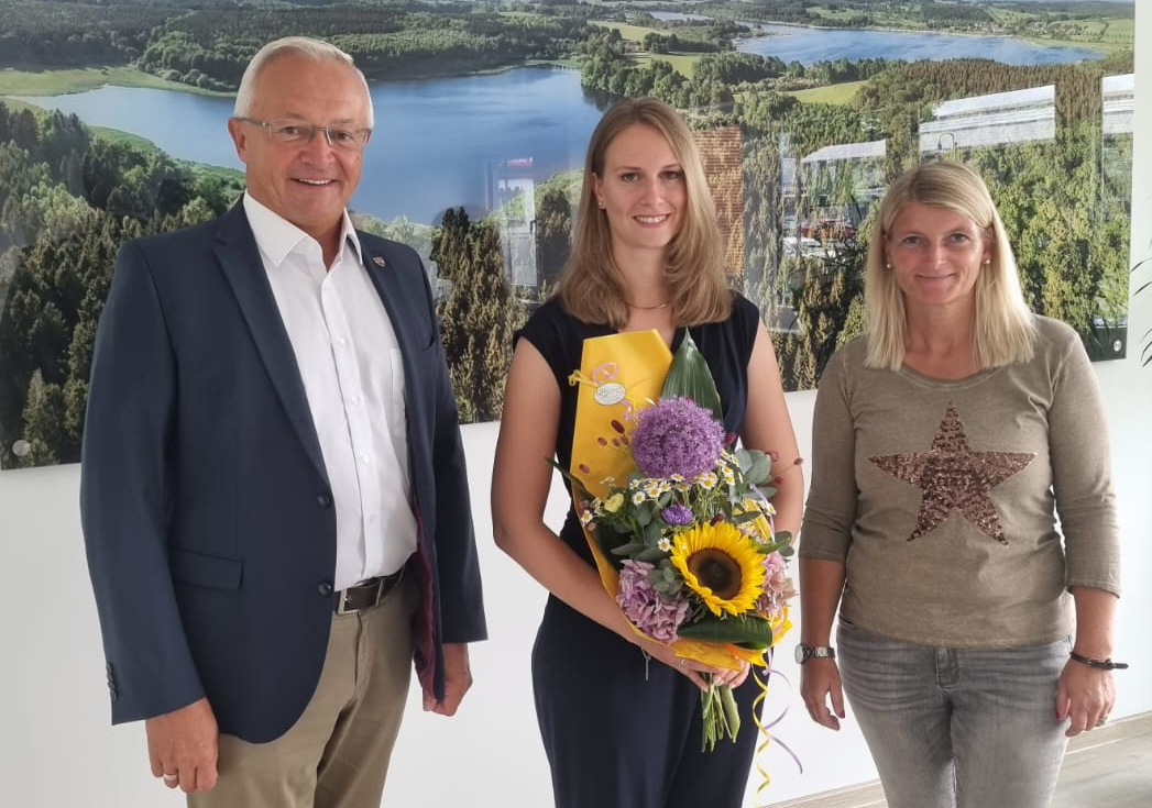 Achim Hallerbach und Sandra Kster (rechts) heien Stefanie Stein herzlich willkommen. (Foto: Wir Westerwlder)