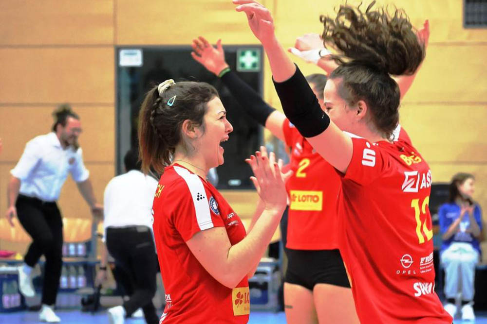 Riesige Freude (Lisi Kettenbach und Laura Berger) herrschte bei den Deichstadtvolleys nach dem berraschenden 3:1 im Hinspiel gegen den VfB Suhl LOTTO Thringen. Foto: Tobias Jenatschek