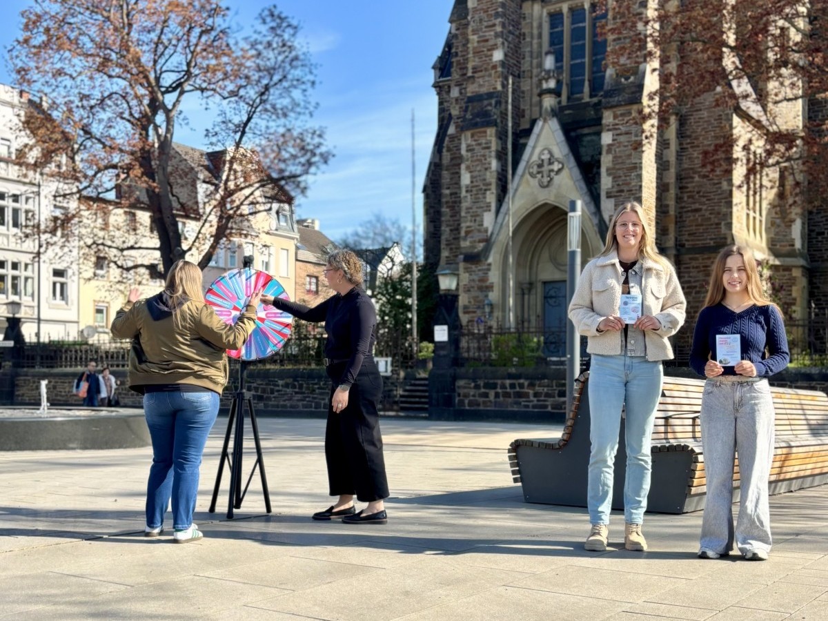 Das innovative Veranstaltungsformat "Neuwied macht mit" kehrt auf den Marktplatz zur�ck. Die Organisatorinnen Selina K�ls und Kira R�der (vorne) aus dem Neuwieder Amt f�r Stadtmarketing freuen sich auf eine rege Beteiligung von zahlreichen Vereinen und B�rgern. (Foto: Pascal Stoltze)