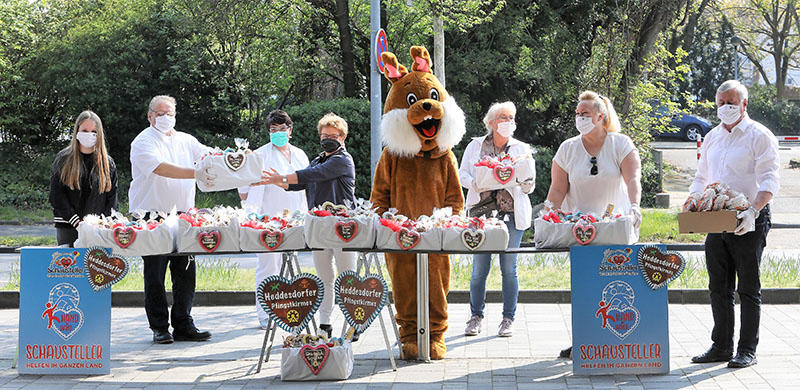 Im Elisabeth Krankenhaus von links: Janina Luchs (Aktionsgemeinschaft Heddesdorfer Pfingstkirmes AHP), Herbert Meyer (Schausteller Neuwied), Krankenschwester M., Frau Schneider vom Elisabeth Krankenhaus, im Hasenkostm Lena Plung (AHP), Sandra Luchs (AHP), Tanja Hoffmann (Schausteller Neuwied), Rudolph Mller (Schausteller Neuwied). Fotos: privat