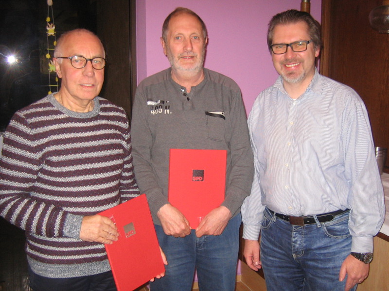 Helmut Meyer (links) und Hubert Klein (Mitte) wurden vom Vorsitzenden Bernd Becker fr 40 Jahre Mitgliedschaft im SPD-Ortsverein Niederfischbach geehrt. Foto: Privat
