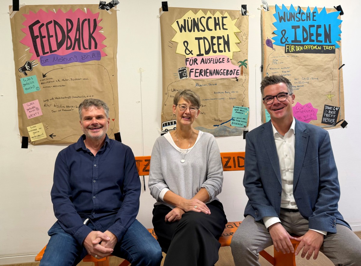B�rgermeister Peter Jung (rechts) und J�rgen G�gel, Abteilungsleiter "Kinder- und Jugendb�ro" der Stadtverwaltung, freuen sich, mit Nicole Emmler eine erfahrene und engagierte Leiterin f�r das Neuwieder Jugendzentrum gewonnen zu haben. (Foto: Stadtverwaltung Neuwied/Ulf Steffenfauseweh)