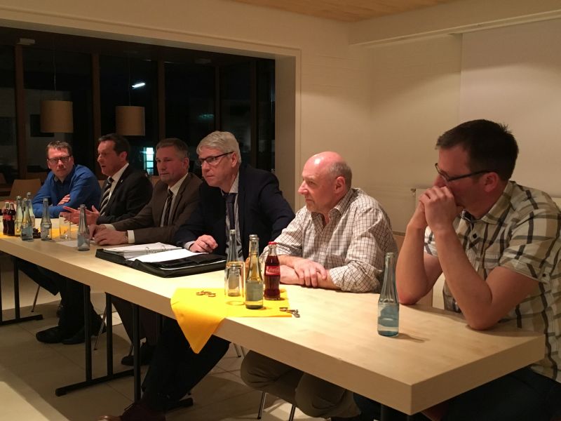 Der Podiumstisch kompetent besetzt (v.l.n.r.) Karsten Opper, erster  Beigeordneter Oberahr , Landrat Achim Schwickert, Brgermeister Klaus Ltkefedder, Fraktionsvorsitzender Dr. Stephan Krempel, Hermann Girhard, Ortsbrgermeister  Niederahr sowie  Bjrn Goldhausen, Ortsbrgermeister Ettinghausen. Fotos: privat