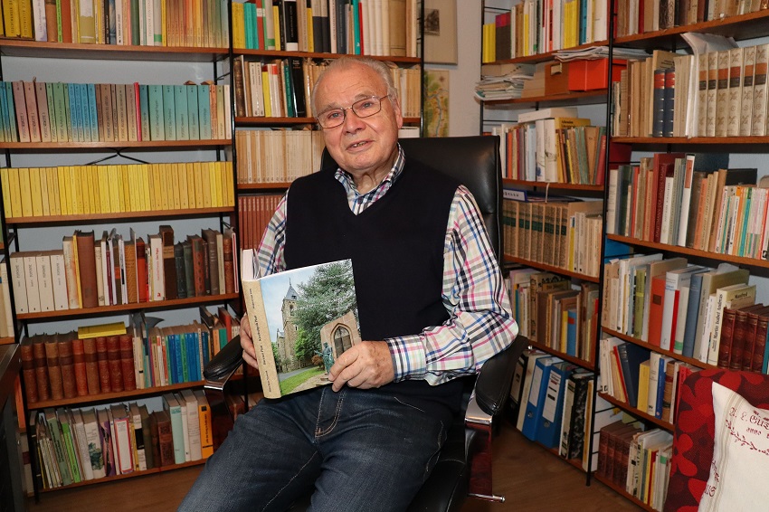 Der in Horhausen lebende Literaturwissenschaftler Dr. Heinz-Peter Niewerth liest aus seinem Dialektwrterbuch mit dem Titel: Horreser Platt-Keechspels Platt (Wrter onn Sttz). (Foto: Privat)