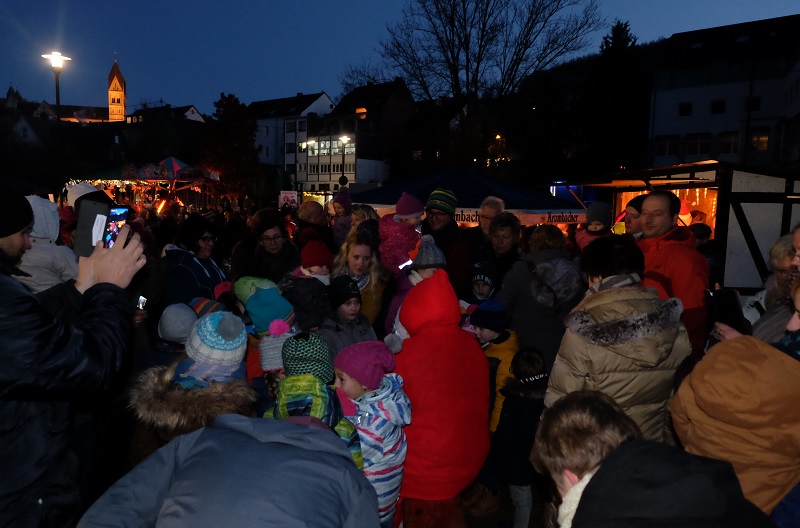 Hhepunkt fr die kleinen Gste: Der Nikolaus ist da (Fotos: KathaBe)