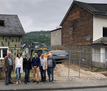 von vorne links: Georg Stinner (1. Beigeordneter), Christina Czogalla (Projektleiterin Lndliche Zentren VG Kirchen), Elisa Heilig (Sachgebietsleiterin Bauverwaltung), Tim Kraft (Bauamtsleiter VG Kirchen), Bernd Becker (2. Beigeordneter), Werner Reifenrath (kath. Kirchengemeinde) (Foto: VG Kirchen)