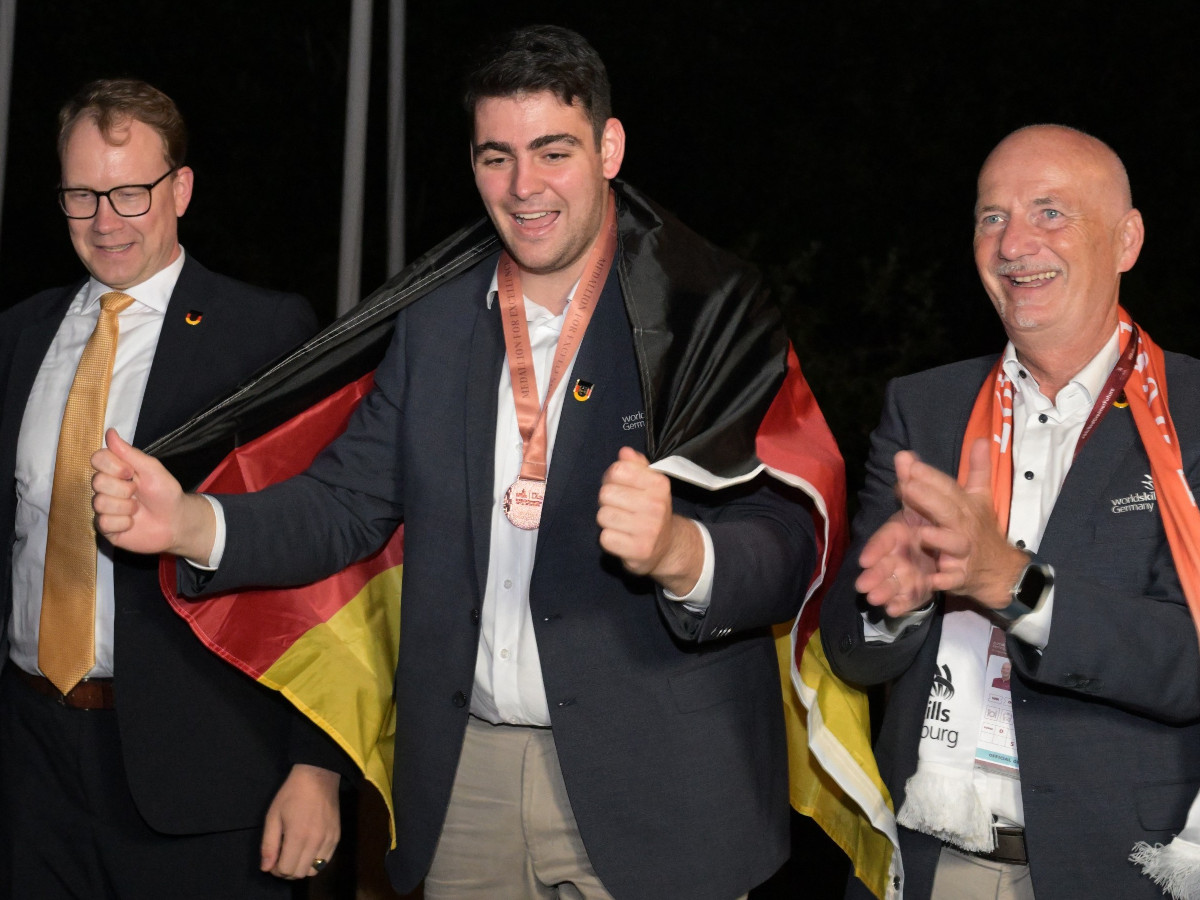 Mit seinem hervorragenden handwerklichen Knnen erkmpfte sich Bckermeister Niklas Ring (Mitte) bei den EuroSkills eine Exzellenzmedaille fr herausragende Leistungen. (Foto: Martin Klindtworth)