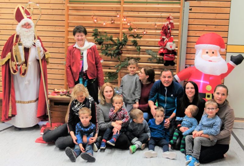 In der festlich geschmckten Sporthalle warten Kinder mit ihren Eltern gespannt auf den Nikolaus. bungsleiterin  Ines Bertl, Vereinsvorsitzende Christel Sltzer und Ulli Hammer begrten mit Freude den Nikolaus im Kinderturnclub Hachenburg. Fotos: privat