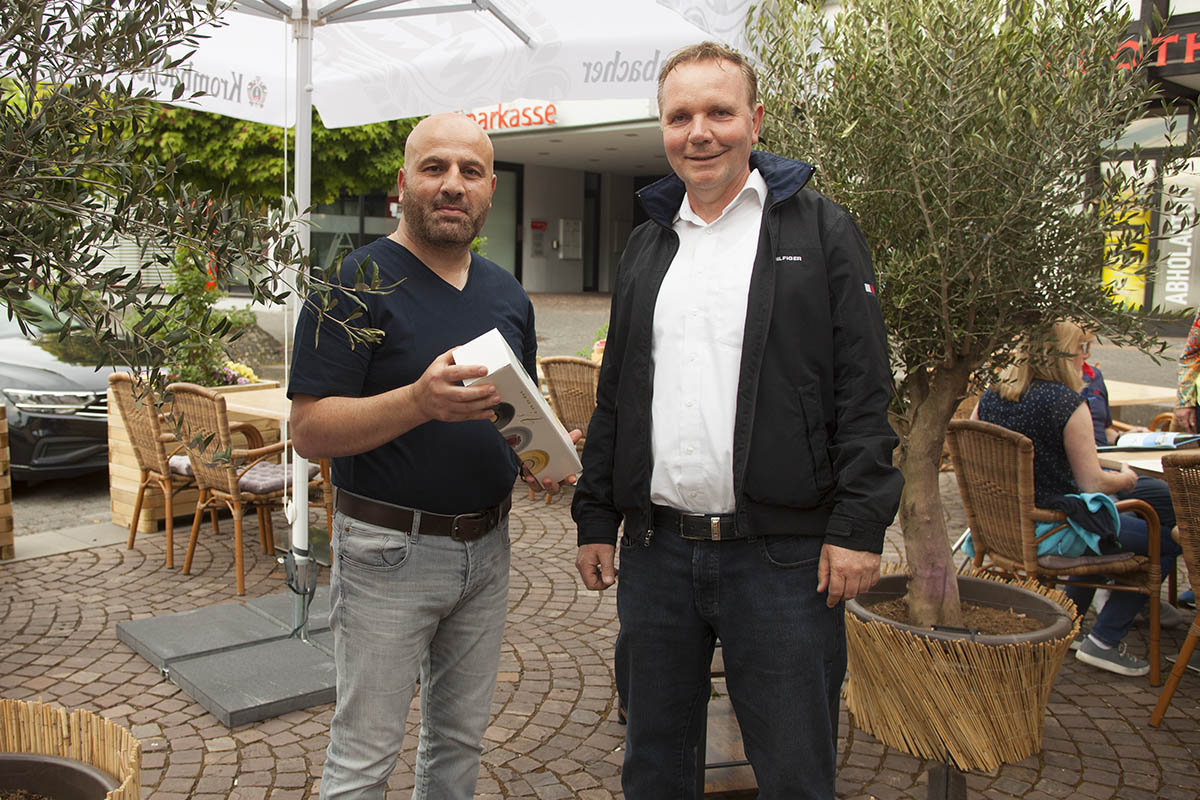 Brgermeister Thomas Vis (rechts) gratuliert Ninos Issahak zur Erffnung. Foto: Wolfgang Tischler